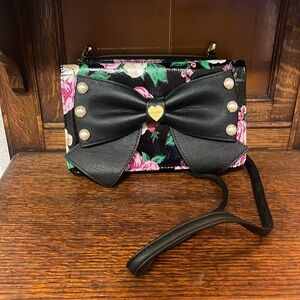 Betsey Johnson floral print cross body purse handbag bow accent
